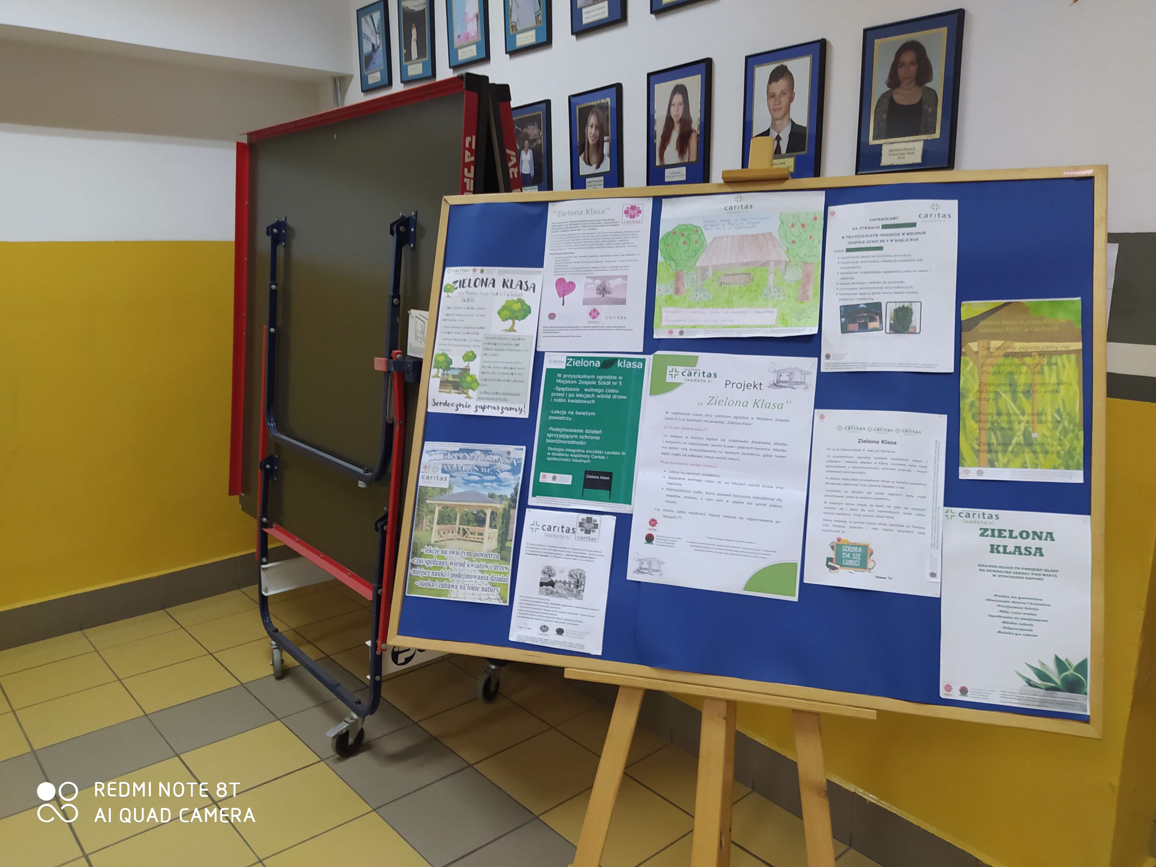 Tablica informacyjna o projekcie "Zielona Klasa w Przyszkolnym Ogrodzie" w holu szkolnym